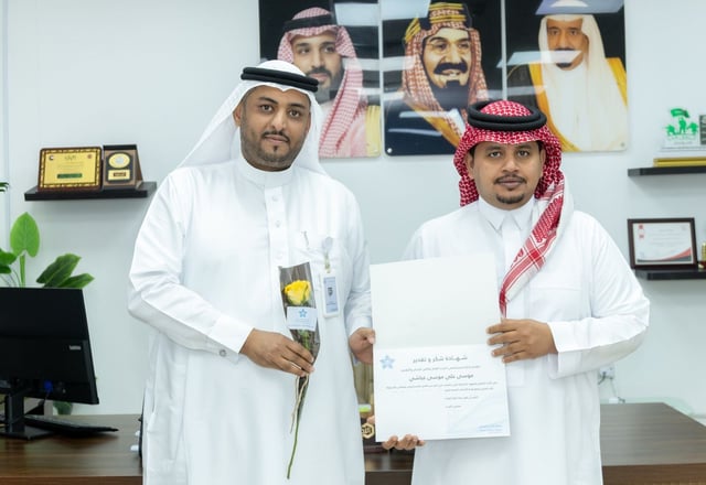 بالمرور على أقسامهم.. مدير مستشفى الحرث العام يكرّم المتميزين لعام 2025 