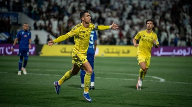 النصر يواصل مطاردة الهلال على صدارة الدوري بالفوز على الفتح
