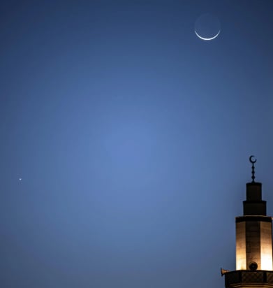 اقتران هلال العيد بكوكب الزهرة يزيّن سماء الحدود الشمالية