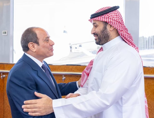 الرئيس المصري يصل جدة وولي العهد في مقدمة مستقبليه