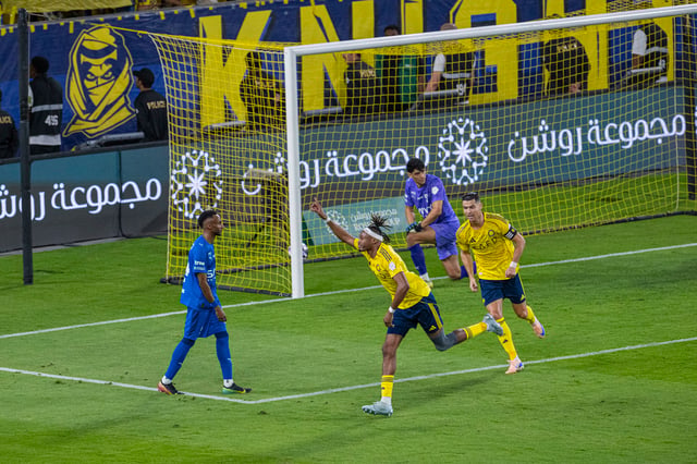 الهلال يخطف تعادلًا قاتلًا ويؤجل تتويج النصر بلقب "دوري روشن"
