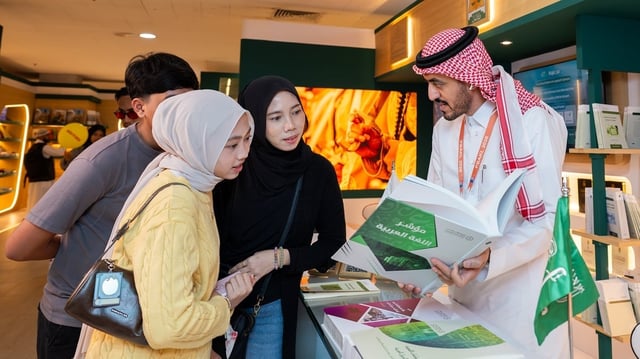 بالصور.. مجمع الملك سلمان العالمي للغة العربية يعرض مبادراته في معرض كوالالمبور للكتاب